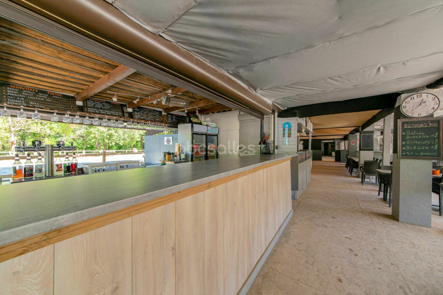 Le long comptoir du bar en bois clair