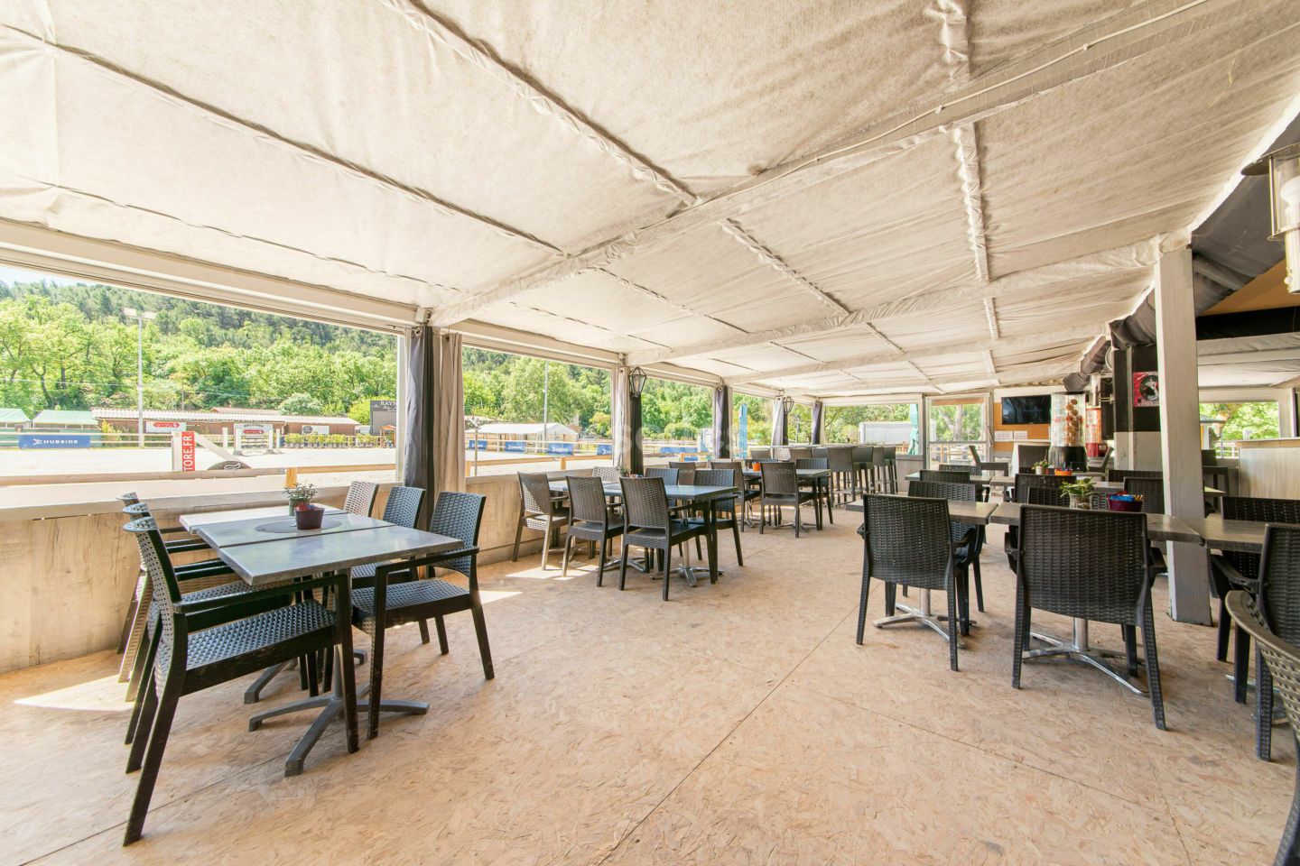 L’espace restaurant couvert, ouvert sur la carrière par de larges baies